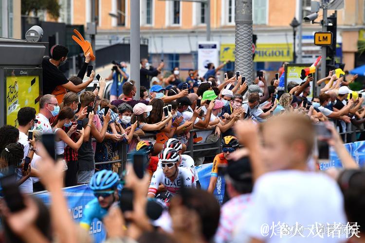 解雇难平众怒!奥维耶多球迷场外追责,200多人围堵卡里翁车子 解雇难平众怒!奥维耶多球迷场外追责,200多人围堵卡里翁车子