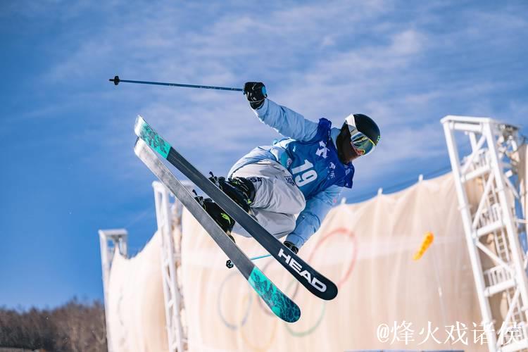 自由式滑雪世界杯云顶站:谷爱凌资格赛夺冠顺利晋级 自由式滑雪世界杯云顶站:谷爱凌资格赛夺冠顺利晋级